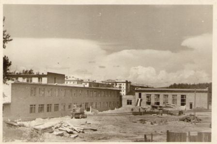 лето 1965 года, здание школы готовиться к учебному году лето 1965 года, здание школы готовиться к учебному году.