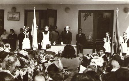 торжественная линейка 1 сентября 1965 года, на фото первый директор школы Агеенко Василий Иванович торжественная линейка 1 сентября 1965 года, на фото первый директор школы Агеенко Василий Иванович.